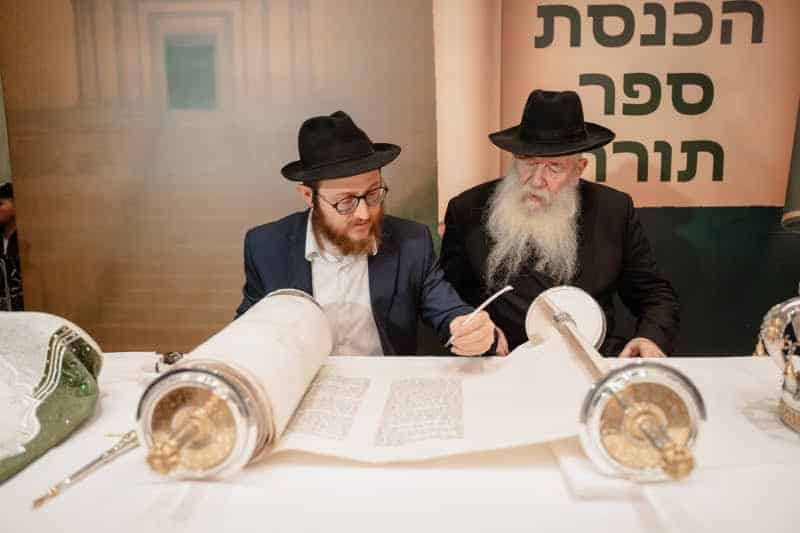 בכפר היוקרתי בפרברי רוסיה הכניסו ספר תורה במעמד חגיגי