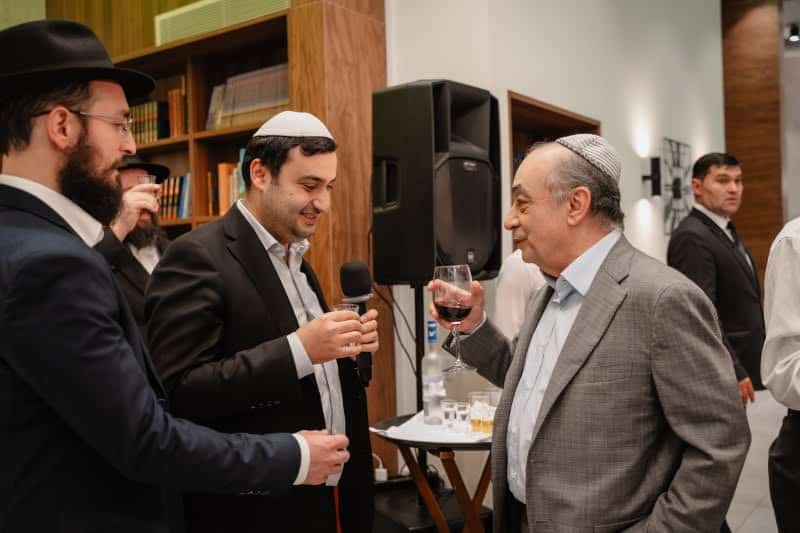 בכפר היוקרתי בפרברי רוסיה הכניסו ספר תורה במעמד חגיגי