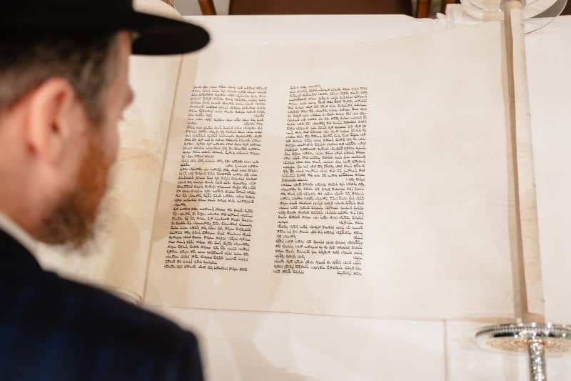 בכפר היוקרתי בפרברי רוסיה הכניסו ספר תורה במעמד חגיגי