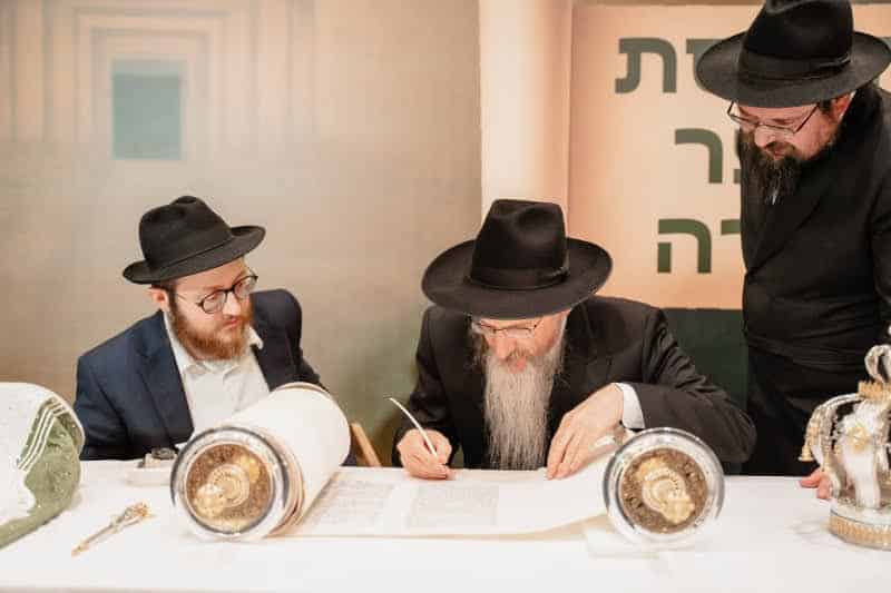 בכפר היוקרתי בפרברי רוסיה הכניסו ספר תורה במעמד חגיגי