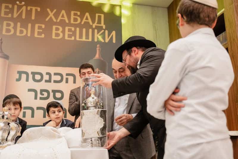 בכפר היוקרתי בפרברי רוסיה הכניסו ספר תורה במעמד חגיגי