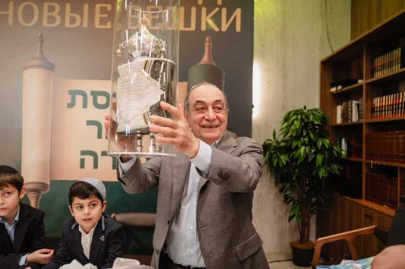 בכפר היוקרתי בפרברי רוסיה הכניסו ספר תורה במעמד חגיגי