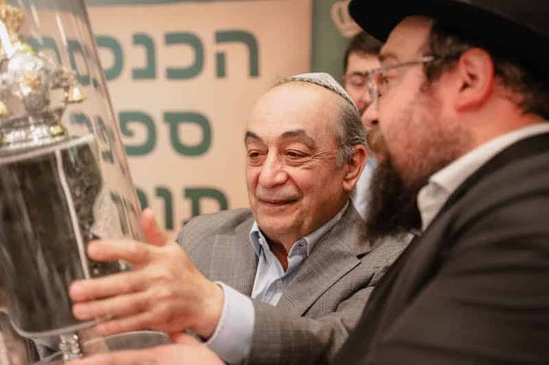 בכפר היוקרתי בפרברי רוסיה הכניסו ספר תורה במעמד חגיגי