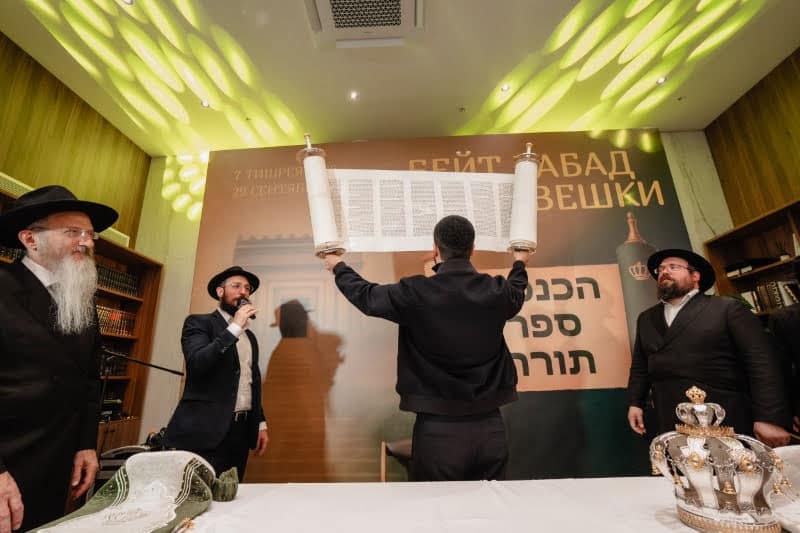 בכפר היוקרתי בפרברי רוסיה הכניסו ספר תורה במעמד חגיגי