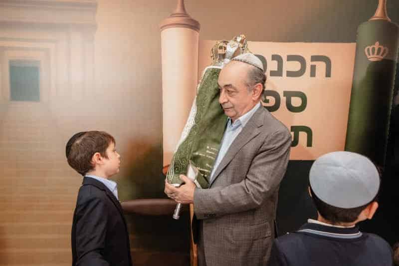 בכפר היוקרתי בפרברי רוסיה הכניסו ספר תורה במעמד חגיגי