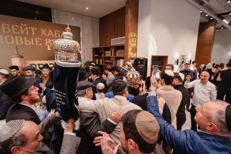 בכפר היוקרתי בפרברי רוסיה הכניסו ספר תורה במעמד חגיגי