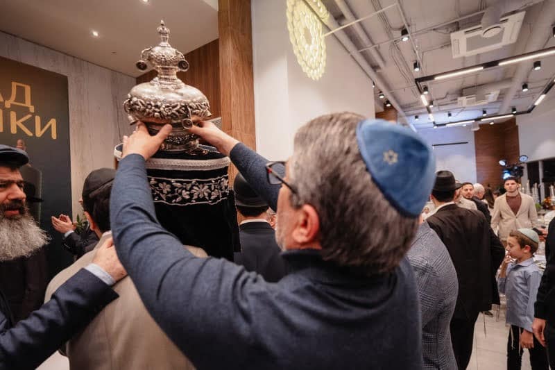 בכפר היוקרתי בפרברי רוסיה הכניסו ספר תורה במעמד חגיגי