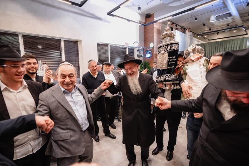 בכפר היוקרתי בפרברי רוסיה הכניסו ספר תורה במעמד חגיגי