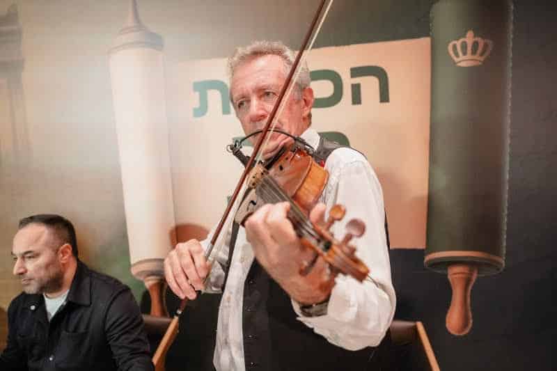 בכפר היוקרתי בפרברי רוסיה הכניסו ספר תורה במעמד חגיגי