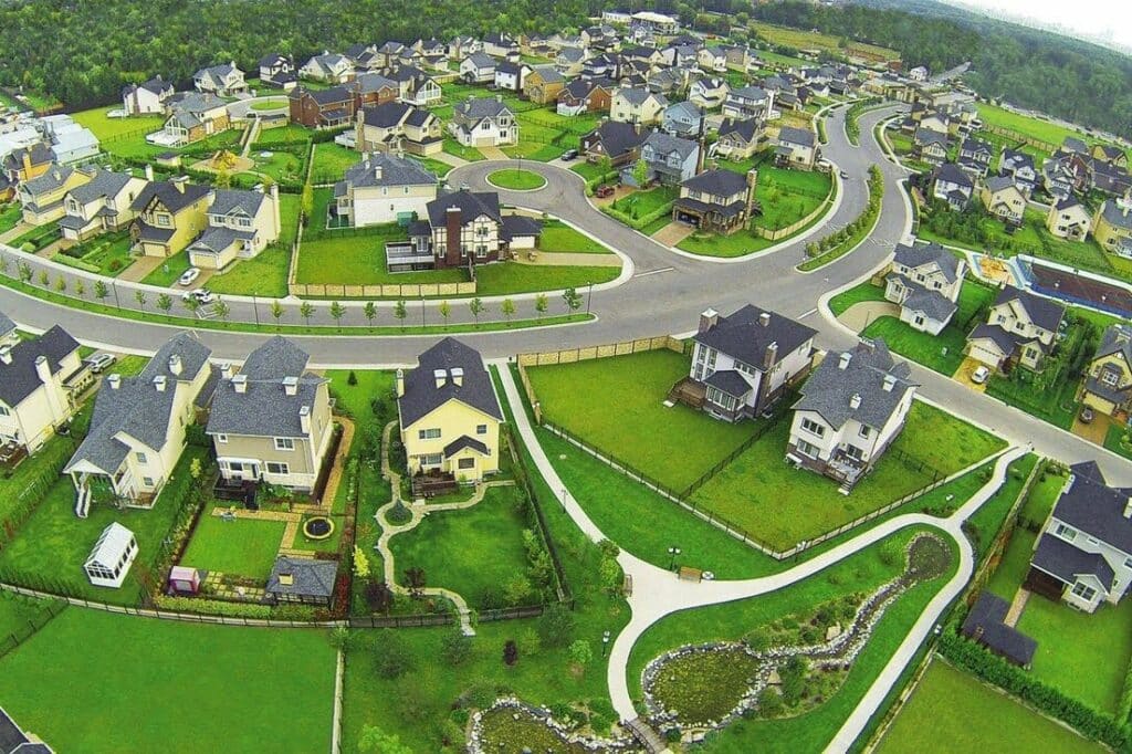 בכפר היוקרתי בפרברי רוסיה הכניסו ספר תורה במעמד חגיגי