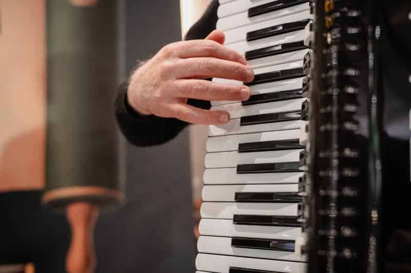 בכפר היוקרתי בפרברי רוסיה הכניסו ספר תורה במעמד חגיגי