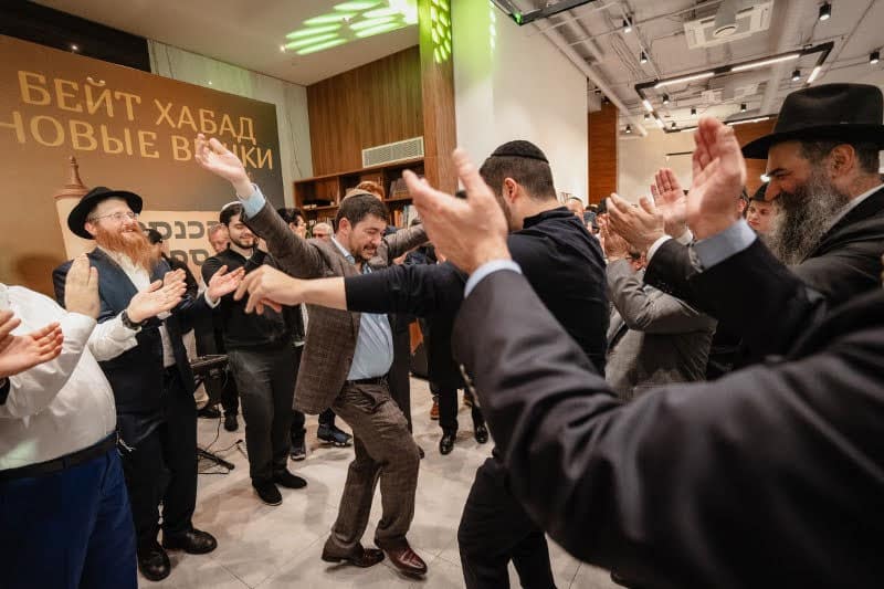 בכפר היוקרתי בפרברי רוסיה הכניסו ספר תורה במעמד חגיגי