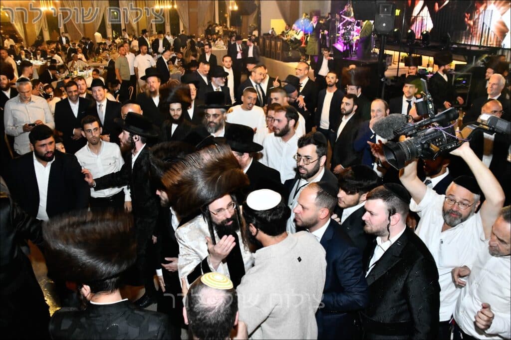 גלריה: שמחת בית מעז'יבוז' - בר המצווה לבנו של האדמו״ר