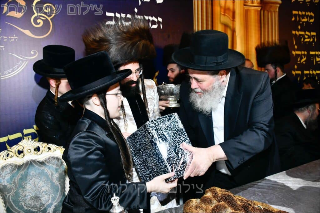 גלריה: שמחת בית מעז'יבוז' - בר המצווה לבנו של האדמו״ר