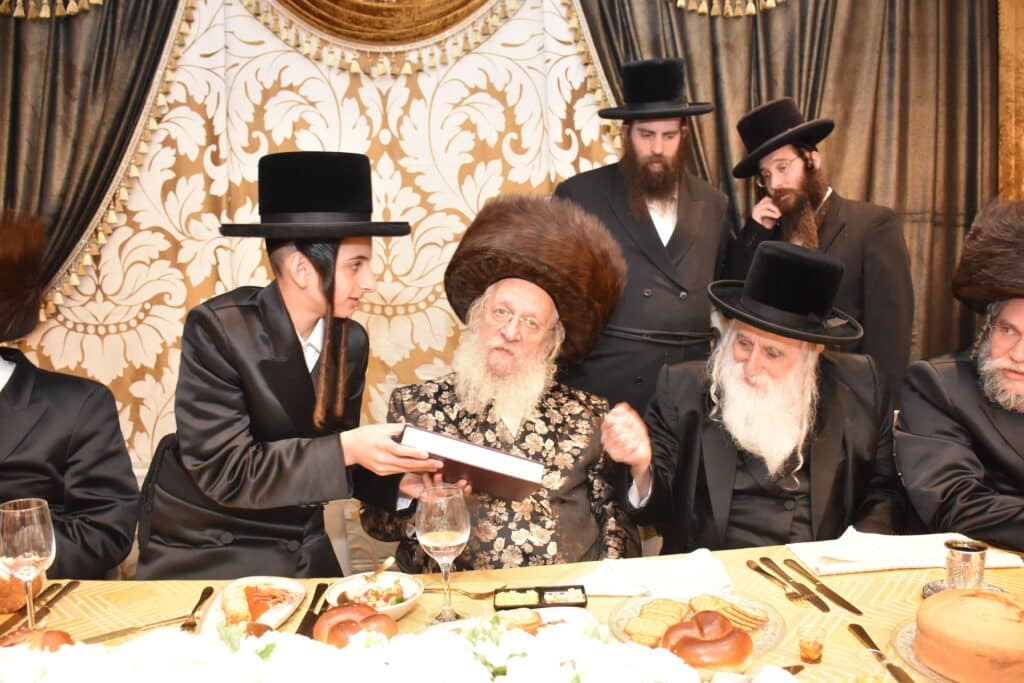 צפו בגלריה: שמחת בר מצווה לנין כ"ק אדמו"ר משאץ 