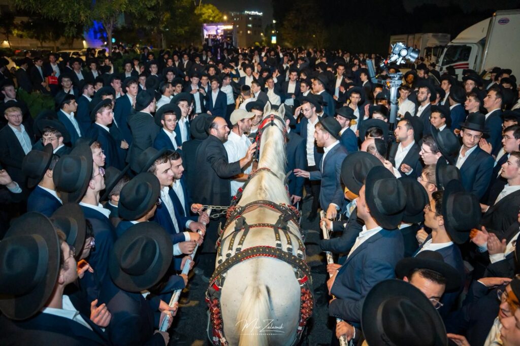 על סוס ועגלה: כך קיבלו ב'עטרת שלמה' את אסיר עולם התורה על סוס ועגלה: כך קיבלו ב'עטרת שלמה' את אסיר עולם התורה