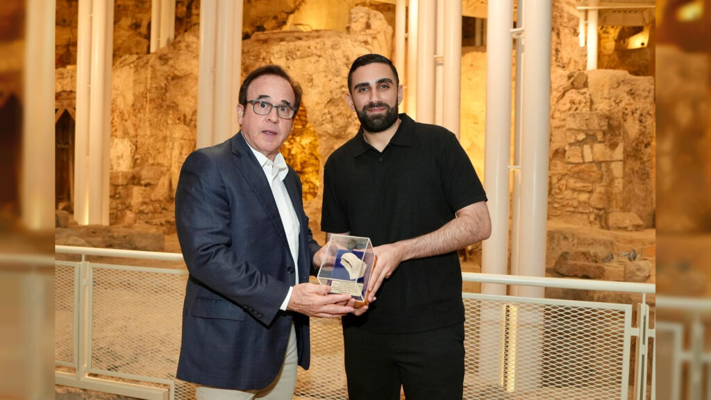 שורד השבי ביקר בכותל וקיבל שריד שנמצא בחפירות שורד השבי ביקר בכותל וקיבל שריד שנמצא בחפירות