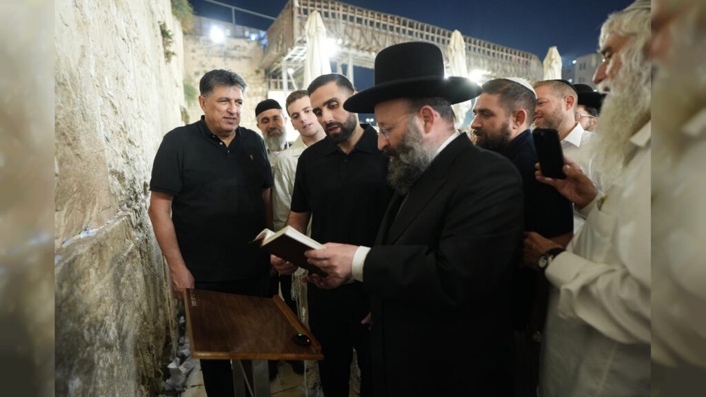 שורד השבי ביקר בכותל וקיבל שריד שנמצא בחפירות שורד השבי ביקר בכותל וקיבל שריד שנמצא בחפירות