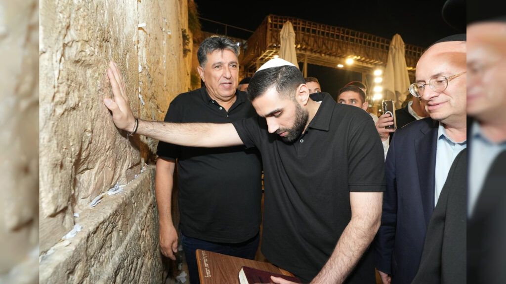 שורד השבי ביקר בכותל וקיבל שריד שנמצא בחפירות שורד השבי ביקר בכותל וקיבל שריד שנמצא בחפירות