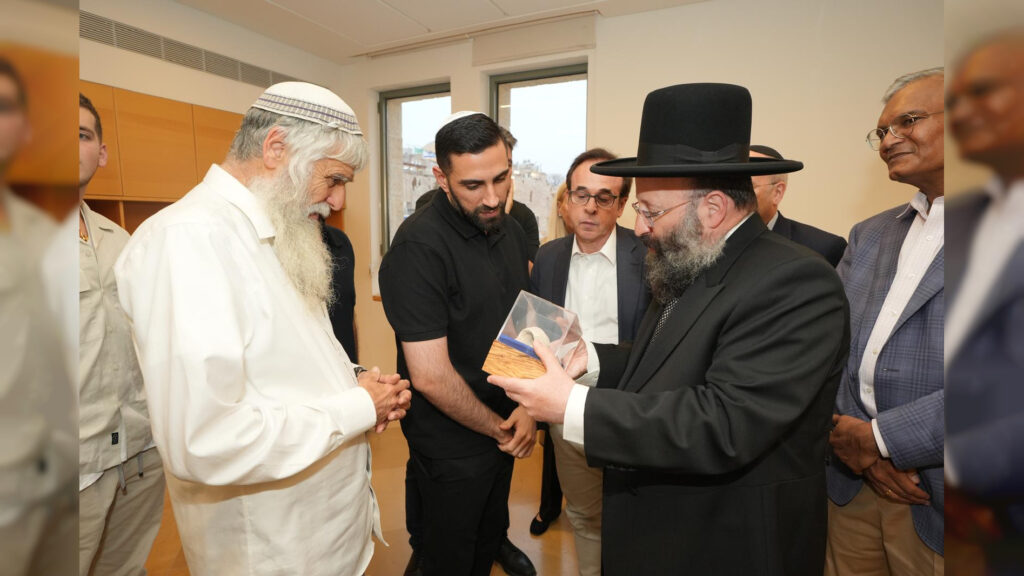 שורד השבי ביקר בכותל וקיבל שריד שנמצא בחפירות שורד השבי ביקר בכותל וקיבל שריד שנמצא בחפירות