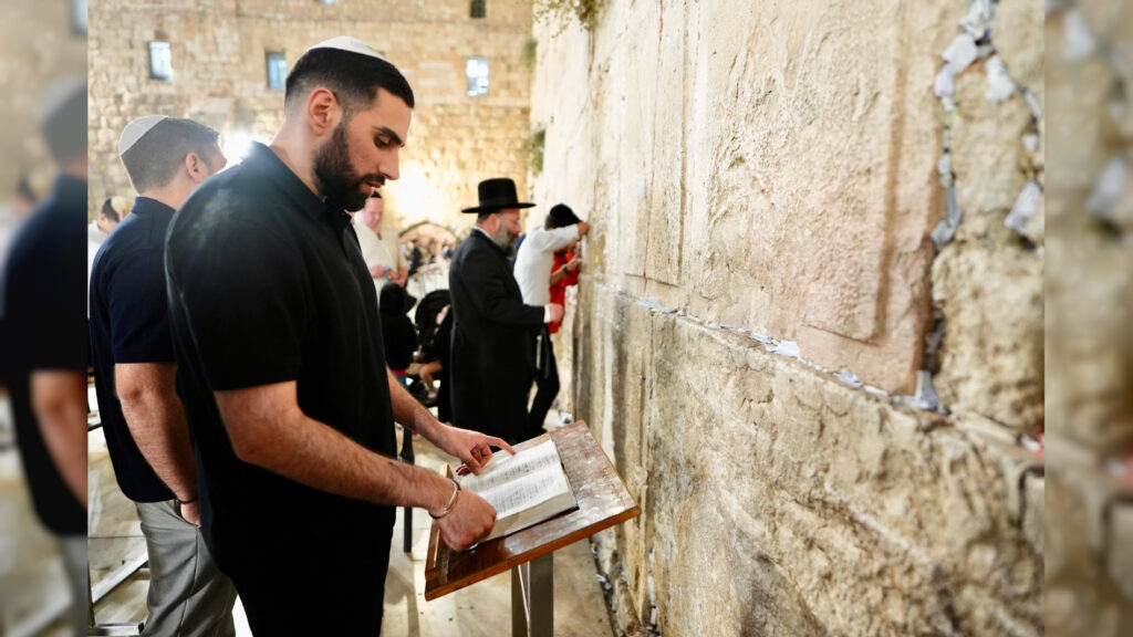 שורד השבי ביקר בכותל וקיבל שריד שנמצא בחפירות שורד השבי ביקר בכותל וקיבל שריד שנמצא בחפירות
