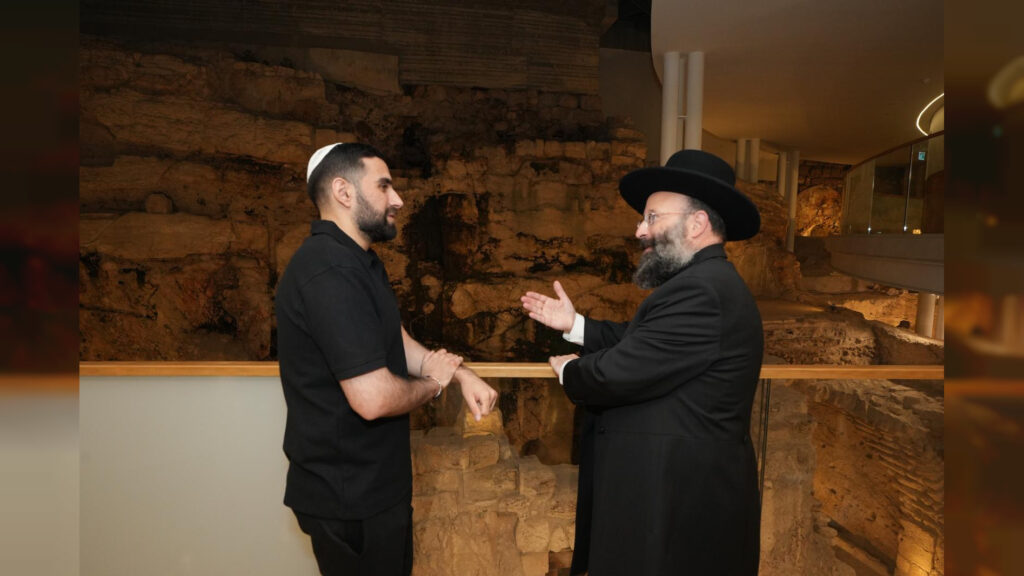 שורד השבי ביקר בכותל וקיבל שריד שנמצא בחפירות שורד השבי ביקר בכותל וקיבל שריד שנמצא בחפירות