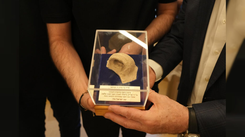 שורד השבי ביקר בכותל וקיבל שריד שנמצא בחפירות שורד השבי ביקר בכותל וקיבל שריד שנמצא בחפירות