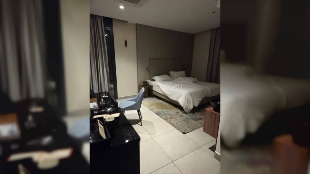 המשב"ק: הנפנוף של ראש הישיבה והצצה לחדר במלון