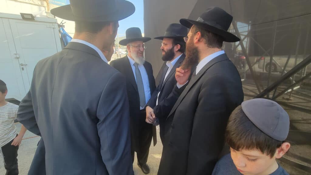 המשב"ק: הנפנוף של ראש הישיבה והצצה לחדר במלון