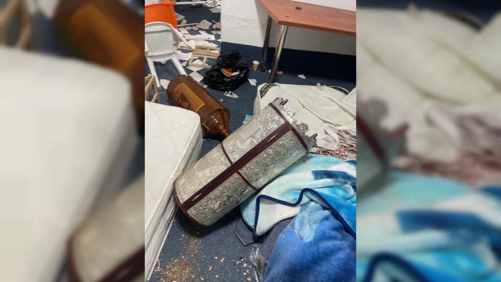 פוגרום בבית הכנסת: ספרי התורה הושלכו בביזיון על הרצפה פוגרום בבית הכנסת: ספרי התורה הושלכו בביזיון על הרצפה