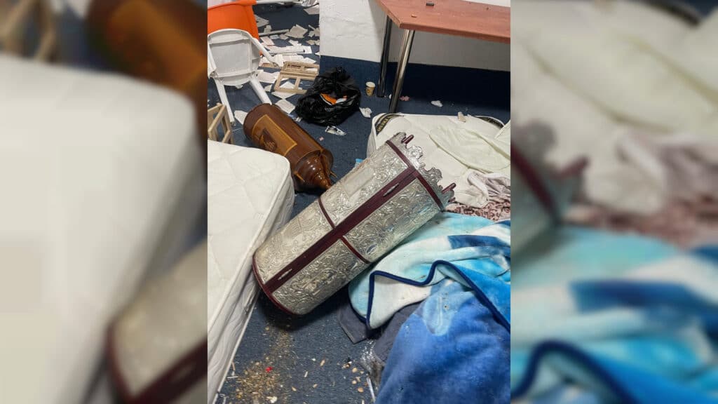 פוגרום בבית הכנסת: ספרי התורה הושלכו בביזיון על הרצפה פוגרום בבית הכנסת: ספרי התורה הושלכו בביזיון על הרצפה