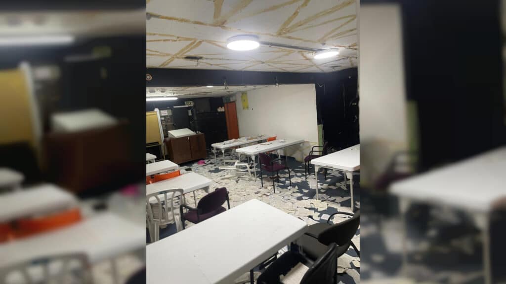 פוגרום בבית הכנסת: ספרי התורה הושלכו בביזיון על הרצפה פוגרום בבית הכנסת: ספרי התורה הושלכו בביזיון על הרצפה