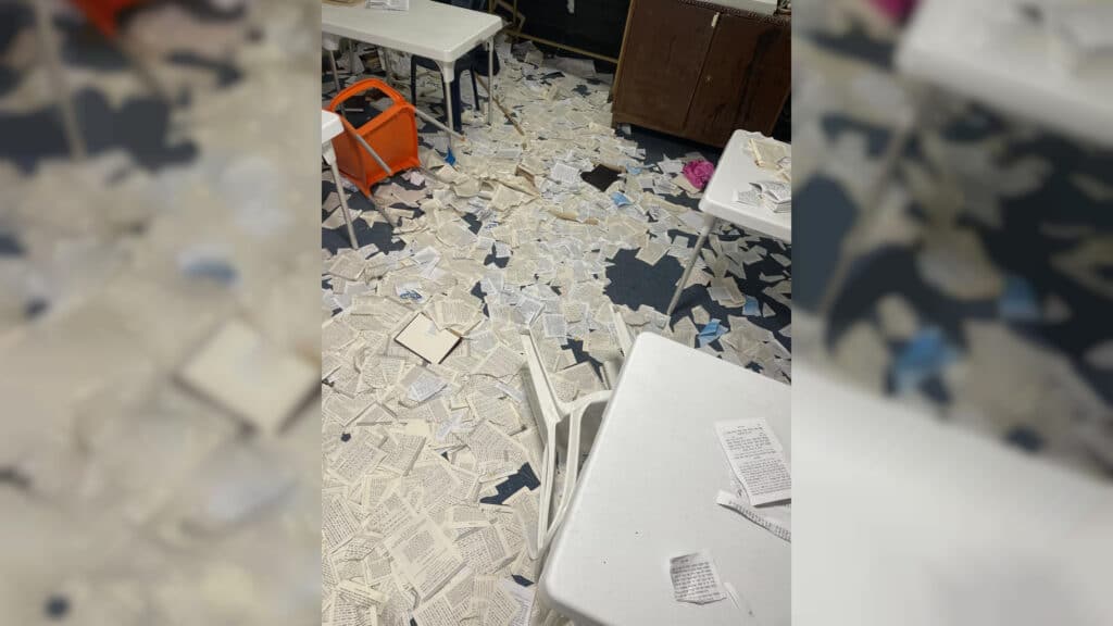 פוגרום בבית הכנסת: ספרי התורה הושלכו בביזיון על הרצפה פוגרום בבית הכנסת: ספרי התורה הושלכו בביזיון על הרצפה