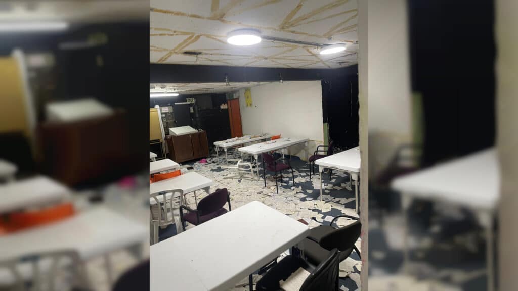 פוגרום בבית הכנסת: ספרי התורה הושלכו בביזיון על הרצפה פוגרום בבית הכנסת: ספרי התורה הושלכו בביזיון על הרצפה