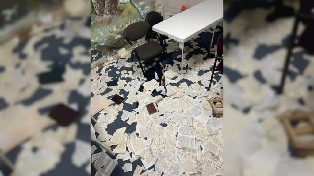 פוגרום בבית הכנסת: ספרי התורה הושלכו בביזיון על הרצפה פוגרום בבית הכנסת: ספרי התורה הושלכו בביזיון על הרצפה