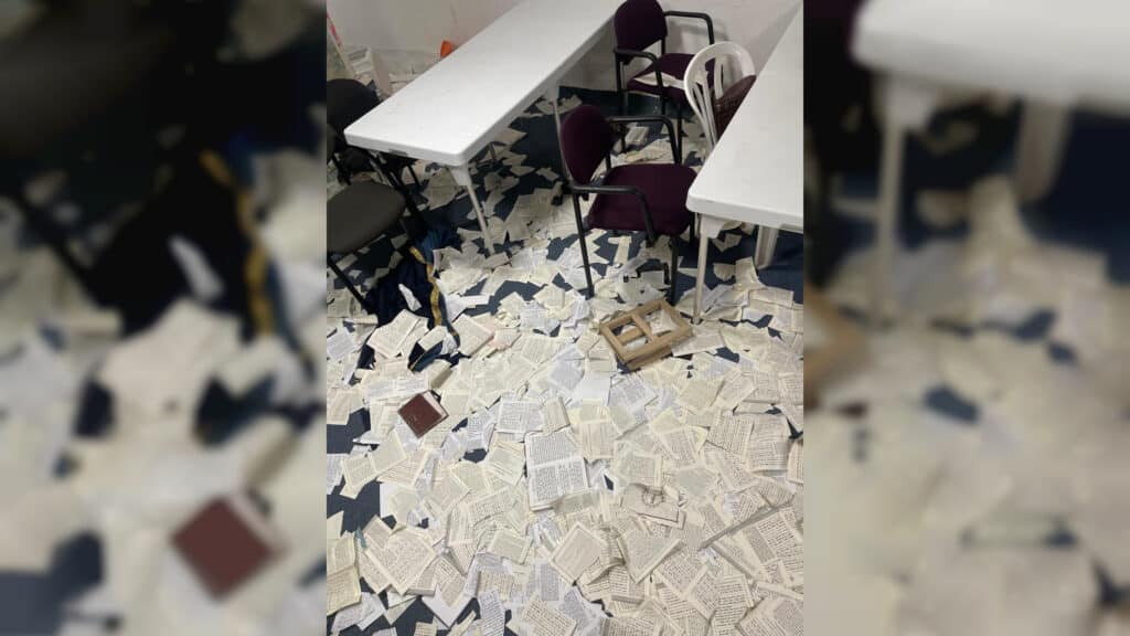 פוגרום בבית הכנסת: ספרי התורה הושלכו בביזיון על הרצפה פוגרום בבית הכנסת: ספרי התורה הושלכו בביזיון על הרצפה