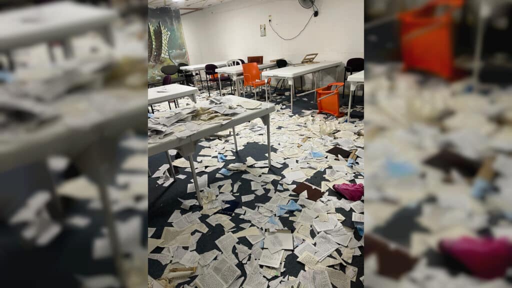 פוגרום בבית הכנסת: ספרי התורה הושלכו בביזיון על הרצפה פוגרום בבית הכנסת: ספרי התורה הושלכו בביזיון על הרצפה