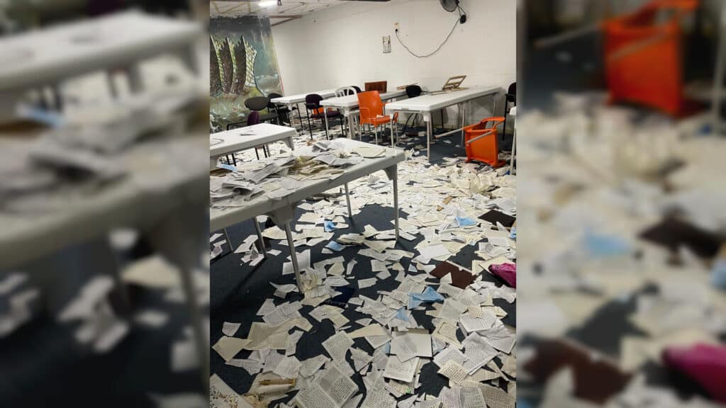 פוגרום בבית הכנסת: ספרי התורה הושלכו בביזיון על הרצפה פוגרום בבית הכנסת: ספרי התורה הושלכו בביזיון על הרצפה