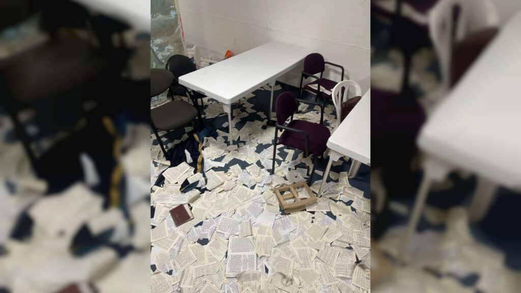 פוגרום בבית הכנסת: ספרי התורה הושלכו בביזיון על הרצפה פוגרום בבית הכנסת: ספרי התורה הושלכו בביזיון על הרצפה