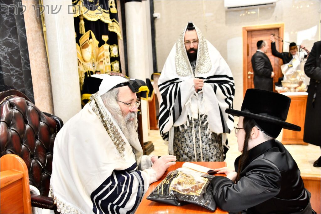 המשב"ק: האדמו"ר בוחן את השטריימל והעוגה שנחשפה המשב"ק: האדמו"ר בוחן את השטריימל והעוגה שנחשפה