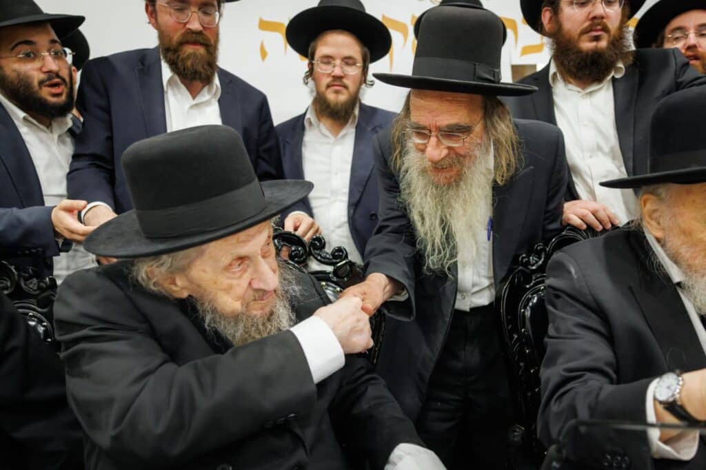 המשב"ק: האדמו"ר בוחן את השטריימל והעוגה שנחשפה המשב"ק: האדמו"ר בוחן את השטריימל והעוגה שנחשפה