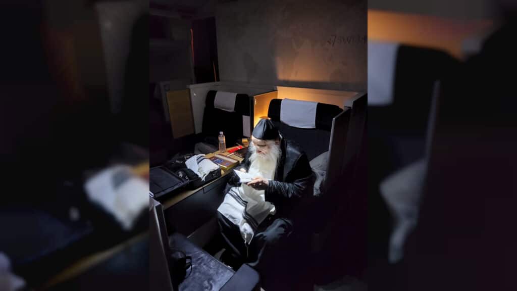 המשב"ק: האדמו"ר בוחן את השטריימל והעוגה שנחשפה המשב"ק: האדמו"ר בוחן את השטריימל והעוגה שנחשפה