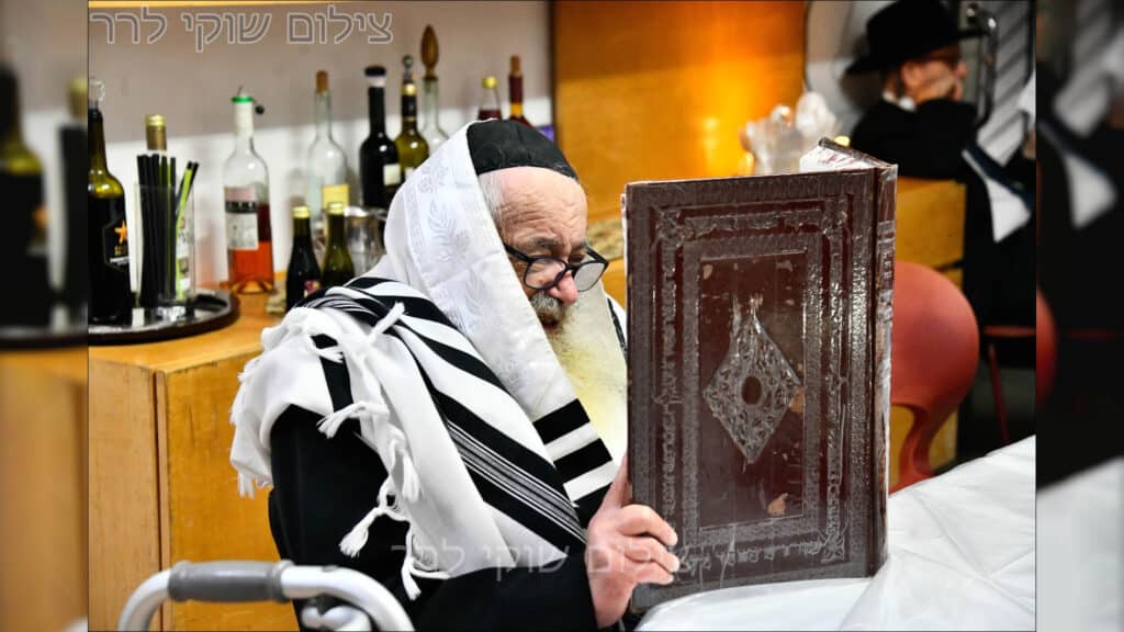 המשב"ק: האדמו"ר בוחן את השטריימל והעוגה שנחשפה המשב"ק: האדמו"ר בוחן את השטריימל והעוגה שנחשפה