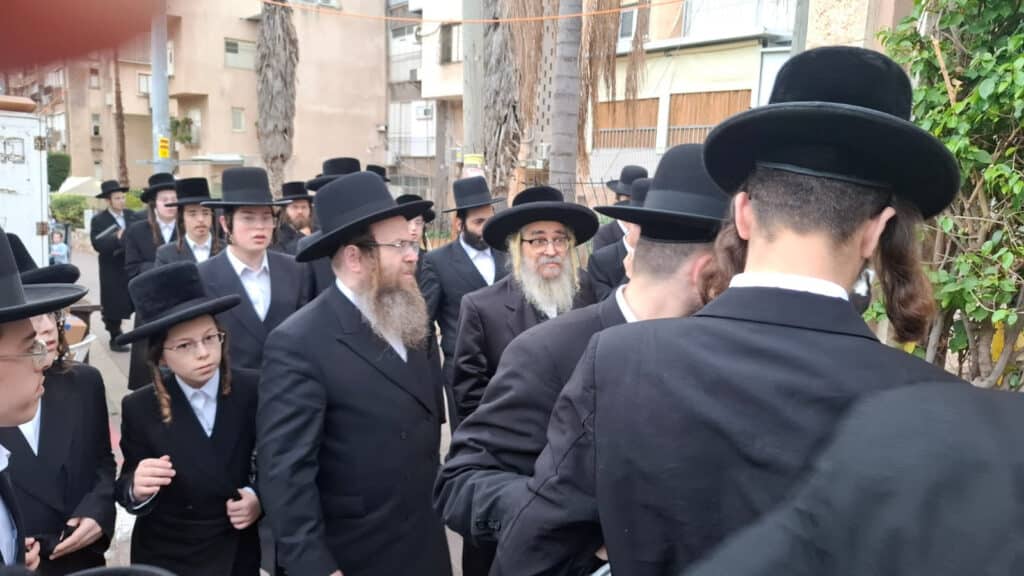 המשב"ק: האדמו"ר בוחן את השטריימל והעוגה שנחשפה המשב"ק: האדמו"ר בוחן את השטריימל והעוגה שנחשפה