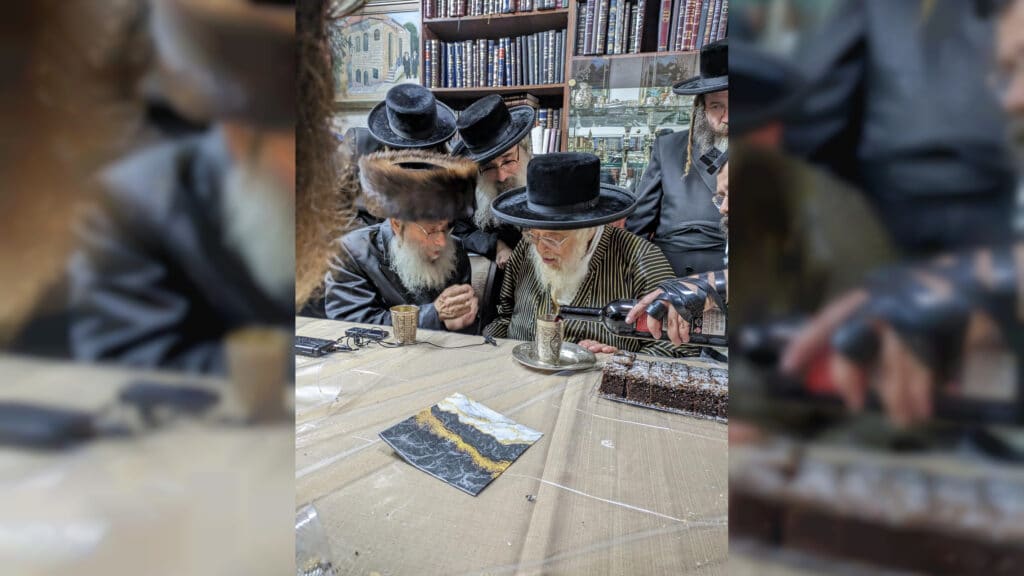 המשב"ק: האדמו"ר בוחן את השטריימל והעוגה שנחשפה המשב"ק: האדמו"ר בוחן את השטריימל והעוגה שנחשפה