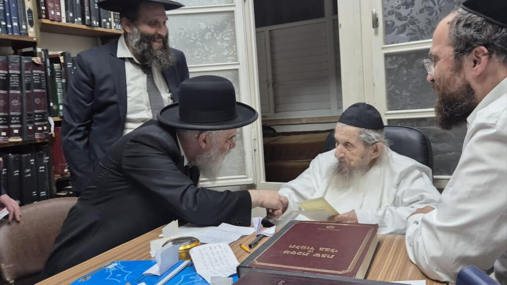 המשב"ק: האדמו"ר בוחן את השטריימל והעוגה שנחשפה המשב"ק: האדמו"ר בוחן את השטריימל והעוגה שנחשפה