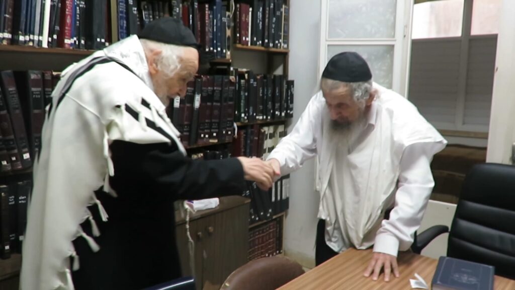 המשב"ק: האדמו"ר בוחן את השטריימל והעוגה שנחשפה המשב"ק: האדמו"ר בוחן את השטריימל והעוגה שנחשפה