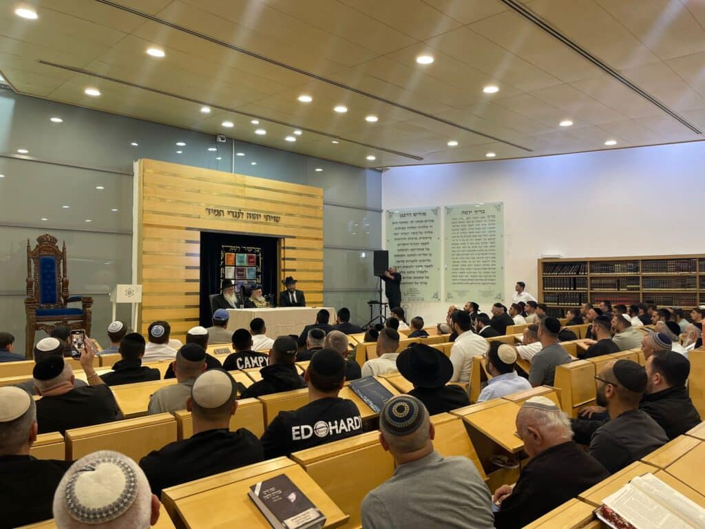 המשב"ק: האדמו"ר בוחן את השטריימל והעוגה שנחשפה המשב"ק: האדמו"ר בוחן את השטריימל והעוגה שנחשפה