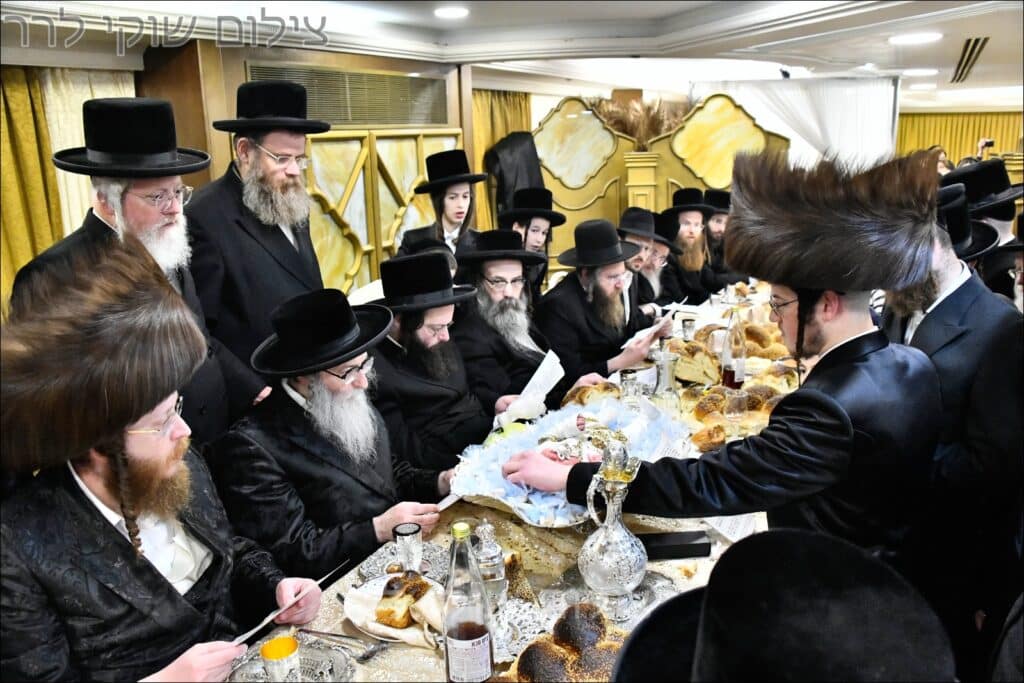 המשב"ק: האדמו"ר בוחן את השטריימל והעוגה שנחשפה המשב"ק: האדמו"ר בוחן את השטריימל והעוגה שנחשפה