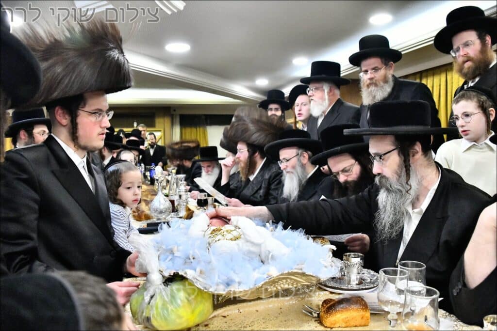 המשב"ק: האדמו"ר בוחן את השטריימל והעוגה שנחשפה המשב"ק: האדמו"ר בוחן את השטריימל והעוגה שנחשפה